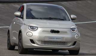 Fiat 500e Giorgio Armani - front tracking 